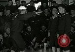 Standbild US Navy sailor hypnotisiert Mitsegler Great Lakes Illinois USA, 1917, aus Sekunde 43 historischem Filmmaterial Videoclip 65675077392