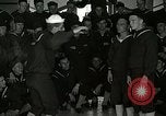 Standbild US Navy sailor hypnotisiert Mitsegler Great Lakes Illinois USA, 1917, aus Sekunde 44 historischem Filmmaterial Videoclip 65675077392