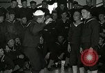 Standbild US Navy sailor hypnotisiert Mitsegler Great Lakes Illinois USA, 1917, aus Sekunde 45 historischem Filmmaterial Videoclip 65675077392