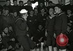 Standbild US Navy sailor hypnotisiert Mitsegler Great Lakes Illinois USA, 1917, aus Sekunde 46 historischem Filmmaterial Videoclip 65675077392