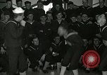Standbild US Navy sailor hypnotisiert Mitsegler Great Lakes Illinois USA, 1917, aus Sekunde 47 historischem Filmmaterial Videoclip 65675077392