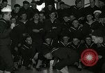 Standbild US Navy sailor hypnotisiert Mitsegler Great Lakes Illinois USA, 1917, aus Sekunde 48 historischem Filmmaterial Videoclip 65675077392