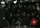 Standbild US Navy sailor hypnotisiert Mitsegler Great Lakes Illinois USA, 1917, aus Sekunde 49 historischem Filmmaterial Videoclip 65675077392