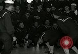 Standbild US Navy sailor hypnotisiert Mitsegler Great Lakes Illinois USA, 1917, aus Sekunde 50 historischem Filmmaterial Videoclip 65675077392