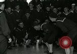Standbild US Navy sailor hypnotisiert Mitsegler Great Lakes Illinois USA, 1917, aus Sekunde 51 historischem Filmmaterial Videoclip 65675077392