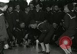 Standbild US Navy sailor hypnotisiert Mitsegler Great Lakes Illinois USA, 1917, aus Sekunde 53 historischem Filmmaterial Videoclip 65675077392