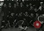 Standbild US Navy sailor hypnotisiert Mitsegler Great Lakes Illinois USA, 1917, aus Sekunde 55 historischem Filmmaterial Videoclip 65675077392