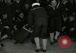 Standbild US Navy sailor hypnotisiert Mitsegler Great Lakes Illinois USA, 1917, aus Sekunde 56 historischem Filmmaterial Videoclip 65675077392