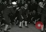 Standbild US Navy sailor hypnotisiert Mitsegler Great Lakes Illinois USA, 1917, aus Sekunde 57 historischem Filmmaterial Videoclip 65675077392