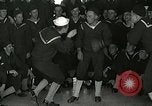 Standbild US Navy sailor hypnotisiert Mitsegler Great Lakes Illinois USA, 1917, aus Sekunde 58 historischem Filmmaterial Videoclip 65675077392