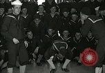 Standbild US Navy sailor hypnotisiert Mitsegler Great Lakes Illinois USA, 1917, aus Sekunde 59 historischem Filmmaterial Videoclip 65675077392