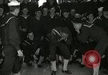 Standbild US Navy sailor hypnotisiert Mitsegler Great Lakes Illinois USA, 1917, aus Sekunde 60 historischem Filmmaterial Videoclip 65675077392