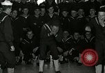Standbild US Navy sailor hypnotisiert Mitsegler Great Lakes Illinois USA, 1917, aus Sekunde 61 historischem Filmmaterial Videoclip 65675077392