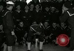 Standbild US Navy sailor hypnotisiert Mitsegler Great Lakes Illinois USA, 1917, aus Sekunde 62 historischem Filmmaterial Videoclip 65675077392