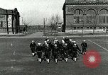 Standbild US Navy Segler Bohrer mit howitzer Great Lakes Illinois USA, 1917, aus Sekunde 4 historischem Filmmaterial Videoclip 65675077397