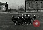 Standbild US Navy Segler Bohrer mit howitzer Great Lakes Illinois USA, 1917, aus Sekunde 5 historischem Filmmaterial Videoclip 65675077397