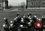 Standbild US Navy Segler Bohrer mit howitzer Great Lakes Illinois USA, 1917, aus Sekunde 10 historischem Filmmaterial Videoclip 65675077397