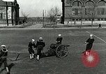 Standbild US Navy Segler Bohrer mit howitzer Great Lakes Illinois USA, 1917, aus Sekunde 12 historischem Filmmaterial Videoclip 65675077397