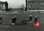 Standbild US Navy Segler Bohrer mit howitzer Great Lakes Illinois USA, 1917, aus Sekunde 13 historischem Filmmaterial Videoclip 65675077397