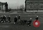 Standbild US Navy Segler Bohrer mit howitzer Great Lakes Illinois USA, 1917, aus Sekunde 14 historischem Filmmaterial Videoclip 65675077397