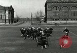 Standbild US Navy Segler Bohrer mit howitzer Great Lakes Illinois USA, 1917, aus Sekunde 16 historischem Filmmaterial Videoclip 65675077397