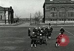 Standbild US Navy Segler Bohrer mit howitzer Great Lakes Illinois USA, 1917, aus Sekunde 17 historischem Filmmaterial Videoclip 65675077397
