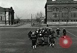Standbild US Navy Segler Bohrer mit howitzer Great Lakes Illinois USA, 1917, aus Sekunde 18 historischem Filmmaterial Videoclip 65675077397