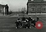Standbild US Navy Segler Bohrer mit howitzer Great Lakes Illinois USA, 1917, aus Sekunde 20 historischem Filmmaterial Videoclip 65675077397