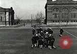 Standbild US Navy Segler Bohrer mit howitzer Great Lakes Illinois USA, 1917, aus Sekunde 21 historischem Filmmaterial Videoclip 65675077397