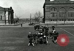 Standbild US Navy Segler Bohrer mit howitzer Great Lakes Illinois USA, 1917, aus Sekunde 24 historischem Filmmaterial Videoclip 65675077397