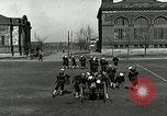 Standbild US Navy Segler Bohrer mit howitzer Great Lakes Illinois USA, 1917, aus Sekunde 25 historischem Filmmaterial Videoclip 65675077397