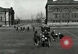 Standbild US Navy Segler Bohrer mit howitzer Great Lakes Illinois USA, 1917, aus Sekunde 26 historischem Filmmaterial Videoclip 65675077397