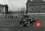Standbild US Navy Segler Bohrer mit howitzer Great Lakes Illinois USA, 1917, aus Sekunde 27 historischem Filmmaterial Videoclip 65675077397