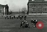 Standbild US Navy Segler Bohrer mit howitzer Great Lakes Illinois USA, 1917, aus Sekunde 29 historischem Filmmaterial Videoclip 65675077397