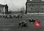 Standbild US Navy Segler Bohrer mit howitzer Great Lakes Illinois USA, 1917, aus Sekunde 30 historischem Filmmaterial Videoclip 65675077397
