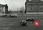 Standbild US Navy Segler Bohrer mit howitzer Great Lakes Illinois USA, 1917, aus Sekunde 32 historischem Filmmaterial Videoclip 65675077397