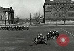 Standbild US Navy Segler Bohrer mit howitzer Great Lakes Illinois USA, 1917, aus Sekunde 33 historischem Filmmaterial Videoclip 65675077397