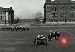 Standbild US Navy Segler Bohrer mit howitzer Great Lakes Illinois USA, 1917, aus Sekunde 34 historischem Filmmaterial Videoclip 65675077397