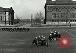 Standbild US Navy Segler Bohrer mit howitzer Great Lakes Illinois USA, 1917, aus Sekunde 36 historischem Filmmaterial Videoclip 65675077397