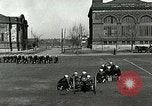 Standbild US Navy Segler Bohrer mit howitzer Great Lakes Illinois USA, 1917, aus Sekunde 40 historischem Filmmaterial Videoclip 65675077397