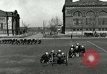 Standbild US Navy Segler Bohrer mit howitzer Great Lakes Illinois USA, 1917, aus Sekunde 42 historischem Filmmaterial Videoclip 65675077397