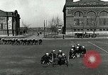 Standbild US Navy Segler Bohrer mit howitzer Great Lakes Illinois USA, 1917, aus Sekunde 44 historischem Filmmaterial Videoclip 65675077397