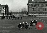 Standbild US Navy Segler Bohrer mit howitzer Great Lakes Illinois USA, 1917, aus Sekunde 46 historischem Filmmaterial Videoclip 65675077397