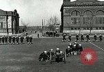 Standbild US Navy Segler Bohrer mit howitzer Great Lakes Illinois USA, 1917, aus Sekunde 49 historischem Filmmaterial Videoclip 65675077397