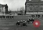 Standbild US Navy Segler Bohrer mit howitzer Great Lakes Illinois USA, 1917, aus Sekunde 50 historischem Filmmaterial Videoclip 65675077397