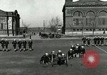 Standbild US Navy Segler Bohrer mit howitzer Great Lakes Illinois USA, 1917, aus Sekunde 51 historischem Filmmaterial Videoclip 65675077397