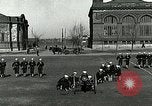 Standbild US Navy Segler Bohrer mit howitzer Great Lakes Illinois USA, 1917, aus Sekunde 52 historischem Filmmaterial Videoclip 65675077397