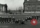 Standbild US Navy Segler Bohrer mit howitzer Great Lakes Illinois USA, 1917, aus Sekunde 54 historischem Filmmaterial Videoclip 65675077397