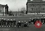 Standbild US Navy Segler Bohrer mit howitzer Great Lakes Illinois USA, 1917, aus Sekunde 55 historischem Filmmaterial Videoclip 65675077397