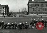 Standbild US Navy Segler Bohrer mit howitzer Great Lakes Illinois USA, 1917, aus Sekunde 56 historischem Filmmaterial Videoclip 65675077397